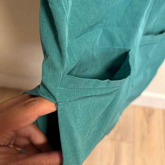 FIGS marine FION utility scrub top -E.A.C size XS teal - Picture 4 of 7